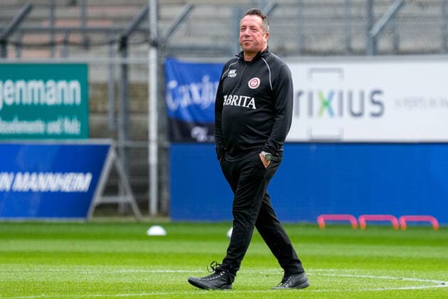 Markus Kauczinski coach, head coach, SVWW , cutout, full body, single image, single photo, action, joy, happy, glad, friendly, cheerful, happy, beaming, optimistic, 17 09 2022, Mannheim Germany , Football, 3 Liga, SV Waldhof Mannheim SV Wehen Wiesbaden, 17 09 2022, Mannheim Germany , Football, 3 Liga, SV Waldhof Mannheim SV Wehen Wiesbaden, DFB DFL REGULATES PROHIBIT ANY USE OF PHOTOGRAPHS AS IMAGE SEQUENCES AND OR QUASI VIDEO xozx