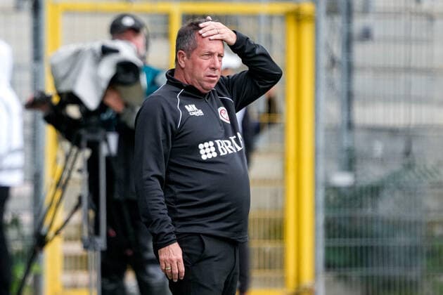 Markus Kauczinski coach, head coach, SVWW grabs his head, single image, single photo, action, disappointed looking, disappointment, frustration, disappointed, pessimistic, 17 09 2022, Mannheim Germany , Football, 3 Liga, SV Waldhof Mannheim SV Wehen Wiesbaden, 17 09 2022, Mannheim Germany , Football, 3 Liga, SV Waldhof Mannheim SV Wehen Wiesbaden, DFB DFL REGULATES PROHIBIT ANY USE OF PHOTOGRAPHS AS IMAGE SEQUENCES AND OR QUASI VIDEO xozx