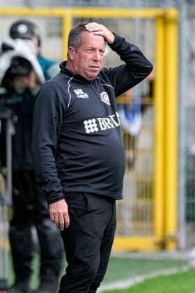 Markus Kauczinski coach, head coach, SVWW grabs his head, single image, single photo, action, disappointed looking, disappointment, frustration, disappointed, pessimistic, 17 09 2022, Mannheim Germany , Football, 3 Liga, SV Waldhof Mannheim SV Wehen Wiesbaden, 17 09 2022, Mannheim Germany , Football, 3 Liga, SV Waldhof Mannheim SV Wehen Wiesbaden, DFB DFL REGULATES PROHIBIT ANY USE OF PHOTOGRAPHS AS IMAGE SEQUENCES AND OR QUASI VIDEO xozx