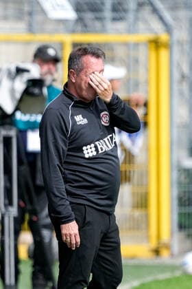 Markus Kauczinski coach, head coach, SVWW , single picture, single photo, action, looking disappointed, disappointment, frustration, disappointed, pessimistic, 17 09 2022, Mannheim Germany , Football, 3 Liga, SV Waldhof Mannheim SV Wehen Wiesbaden, 17 09 2022, Mannheim Germany , Football, 3 Liga, SV Waldhof Mannheim SV Wehen Wiesbaden, DFB DFL REGULATES PROHIBIT ANY USE OF PHOTOGRAPHS AS IMAGE SEQUENCES AND OR QUASI VIDEO xozx