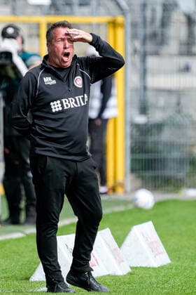 Markus Kauczinski coach, head coach, SVWW , crop, full body, single image, single photo, action, giving instructions, gesturing, gesturing with arms, 17 09 2022, Mannheim Germany , Football, 3 Liga, SV Waldhof Mannheim SV Wehen Wiesbaden, 17 09 2022, Mannheim Germany , Football, 3 Liga, SV Waldhof Mannheim SV Wehen Wiesbaden, DFB DFL REGULATES PROHIBIT ANY USE OF PHOTOGRAPHS AS IMAGE SEQUENCES AND OR QUASI VIDEO xozx
