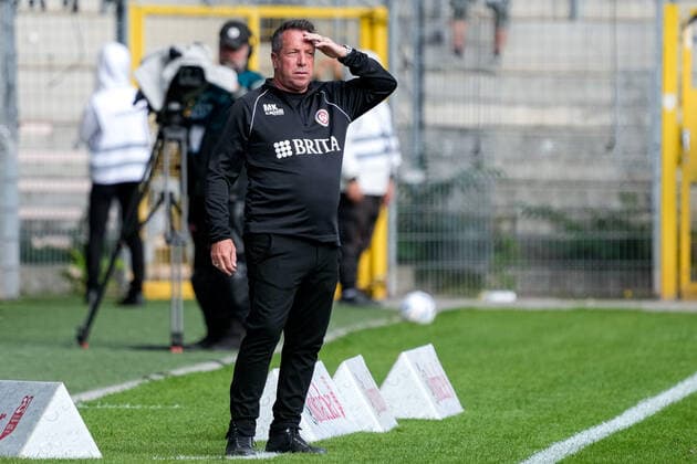 Markus Kauczinski coach, head coach, SVWW , crop, full body, single image, single photo, action, action, on the sidelines, on the sidelines, 17 09 2022, Mannheim Germany , Football, 3 Liga, SV Waldhof Mannheim SV Wehen Wiesbaden, 17 09 2022, Mannheim Germany , Football, 3 Liga, SV Waldhof Mannheim SV Wehen Wiesbaden, DFB DFL REGULATES PROHIBIT ANY USE OF PHOTOGRAPHS AS IMAGE SEQUENCES AND OR QUASI VIDEO xozx