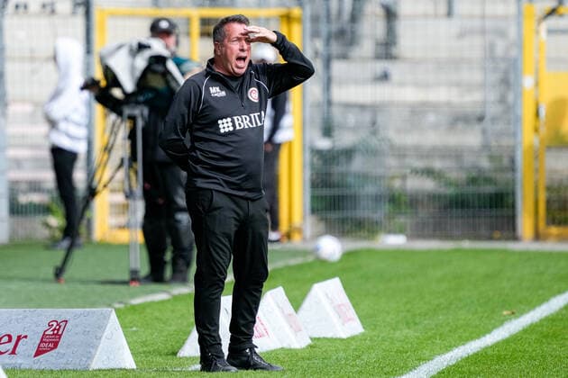 Markus Kauczinski coach, head coach, SVWW , crop, full body, single image, single photo, action, giving instructions, gesturing, gesturing with arms, 17 09 2022, Mannheim Germany , Football, 3 Liga, SV Waldhof Mannheim SV Wehen Wiesbaden, 17 09 2022, Mannheim Germany , Football, 3 Liga, SV Waldhof Mannheim SV Wehen Wiesbaden, DFB DFL REGULATES PROHIBIT ANY USE OF PHOTOGRAPHS AS IMAGE SEQUENCES AND OR QUASI VIDEO xozx