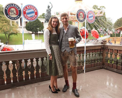 18 09 2022, Football 1 Bundesliga 2022 2023, FC Bayern Munich players visit Oktoberfest at beer sponsor at Käferzelt pool photo Thomas Müller FC Bayern Munich with wife Lisa