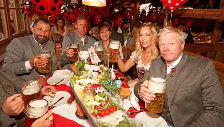 18 09 2022, Football 1 Bundesliga 2022 2023, FC Bayern Munich players visit the Oktoberfest at the beer sponsor at the Käferzelt pool photo , from left sports director Hasan Salihamidzic Bayern Munich , coach Julian Nagelsmann FC Bayern Munich with his partner Lena Wurzenberger, Svenja Kahn, wife member of the board Oliver Kahn right, Bayern Munich