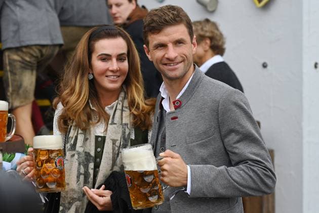 Thomas MUELLER MÜLLER,Bayern Muenchen and wife Lisa, with mass of beer,in lederhosen,traditional costume football FC Bayern Muenchen, traditional Oktoberfest visit in the Kaefer Schaenke on 18 09 2022 in Munich Germany