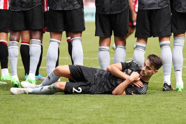 Brentford gegen Arsenal 18 September 2022, London Premier League Fußball Brentford gegen Arsenal Fabio Vieira von Arsenal legt sich hinter dem Ball hin Foto Jacques Feeney Abseits London UK  Copyright: xJacquesxFeeneyx xOffsidexOffside