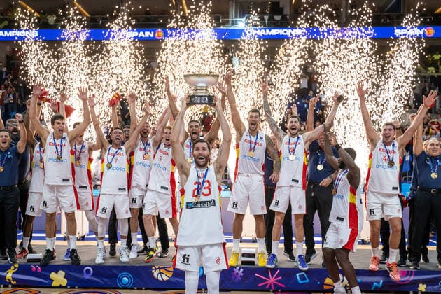 Basketball Berlin 18 09 2022 Eurobasket 2022 Final Spain ESP France FRA Spain wins and is European Champion 2022 Rodolfo Fernandez Spain, No 05 Rudy with cup cheering