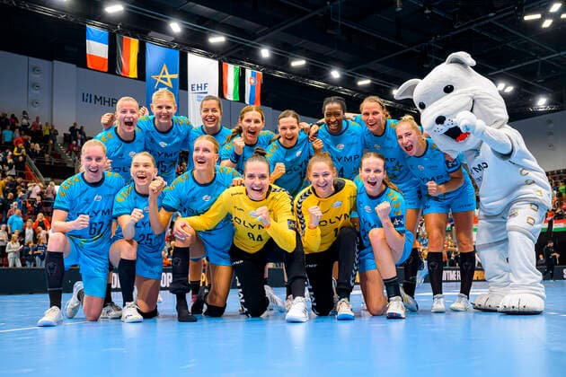 Ludwigsburg, Germany 18 September 2022 Handball EHF CL 22 23 SG BBM Bietigheim vs FTC Rail Cargo Hungaria the team of Bietigheim, group photo, team photo, final cheer final cheer emotion joy Ludwigsburg MHP Arena Baden Württemberg Germany