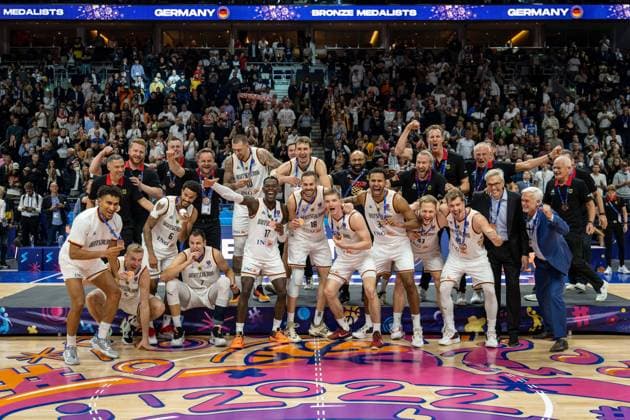 Basketball Berlin 18 09 2022 Eurobasket 2022 Match for 3rd place bronze medal match Germany GER Poland POL Germany wins and becomes 3 bronze medal award ceremony Maodo Lo Germany, No 04 Nils Giffey Germany, No 05 Dennis Schröder Schroeder Germany, No 17 Schröder Schroder Nick Weiler Babb Germany, No 06 Weiler Babb Johannes Voigtmann Germany, No 07 Daniel Theis Germany, No 10 Franz Wagner Germany, No 09 Jonas Wohlfarth Bottermann Germany, No 18 Justus Hollatz Germany, No 21 Johannes Thiemann Germany, No 32 Christian Sengfelder Germany, No 43 Andreas Obst Germany, No 42 Gordon Herbert Germany, national coach and others cheering team photo team photo