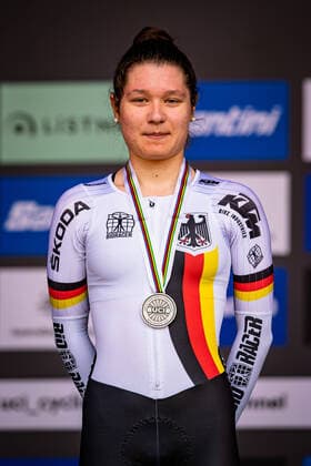CZAPLA Justyna UCI Road Cycling World Championships 2022 CZAPLA Justyna GER Germany Second Place Award Ceremony Medal Ceremony Podium Portrait Event Event UCI Road Cycling World Championships 2022 Category Category Cycling Road Cycling World Championships Junior Women U19 Location Place Australia Start Wollongong Finish Wollongong Discipline Individual Time Trail ITT Distance 14,1 km Date Date 20 09 2022 Tuesday Day 3