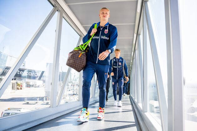 220923 Erling Braut Haaland and Martin odegaard of the Norwegian national football team arrive at Brnik airport on September 23, 2022 in Ljubljana Photo Vegard Grott BILDBYRAN code VG VG0354 bbeng fotball football fotboll nations league norge norway travel slovenia slovenia, Copyright: VEGARDxGRoTT BB220923VG037