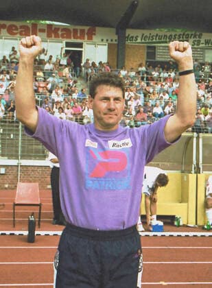 From 2 BL season 1992 93 Hannover 96 VfL Wolfsburg 3 1 on 27 07 2992 In photo Won Han96 coach Eberhard Vogel