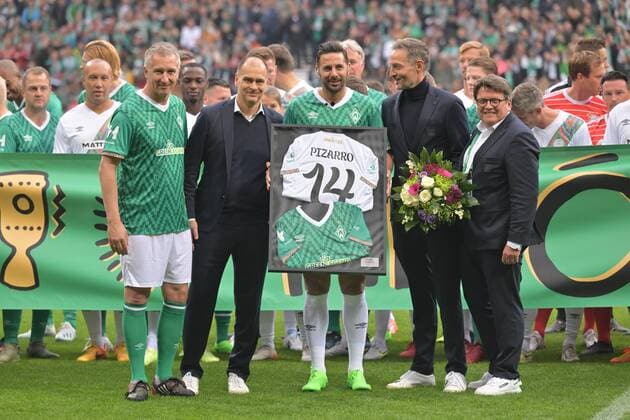 GER, Ciao Pizarro Werder Bremen vs Claudios Amigos 24 09 2022, wohninvest Weserstadion, Bremen, GER, Ciao Pizarro Werder Bremen vs Claudios Amigos in picture shows farewell Claudio Pizarro 14 Werder Bremen nordphotoxGmbHx xKokenge nph00001