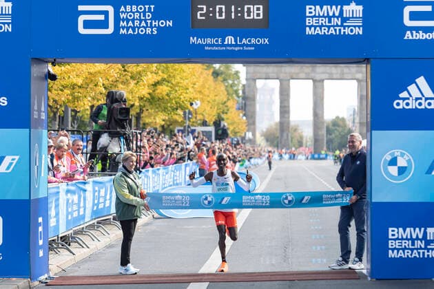 Eliud Kipchoge from Kenya wins the Berlin Marathon 2022 After 2 01,09 he finished the 42, 195km as first GER, Berlin, BMW Berlin Marathon 2022, 25SEP22, GER, Berlin, BMW Berlin Marathon 2022, 25SEP22, Berlin Copyright: xEibner-Pressefoto TinoxHenschelx EP_THL