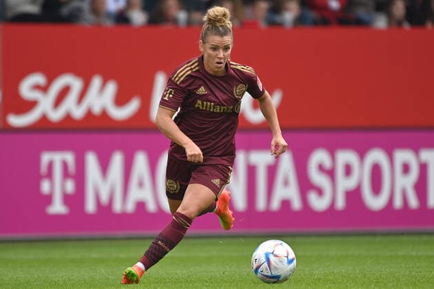 Linda DALLMANN FCB action,single action,single picture,crop,full body shot,whole figure football Flyeralarm Bundesliga women season 2022 2023, 1 matchday, Spieltag01, FC Bayern Muenchen SV Werder Bremen 3 0, on 25 09 2022, FC Bayern Campus