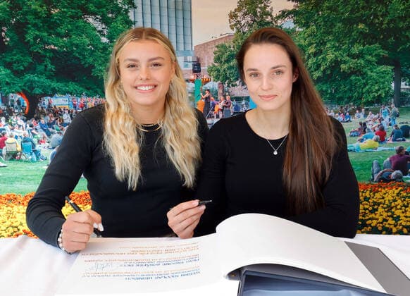 Entry in Golden Book 25 09 2022, Chemnitz, Küchwaldwiese Athletes sign the Golden Book of Sports in the presence of Chemnitz Mayor Sven Schulze for their outstanding achievements in 2022 Among them Emma Malewski from TuS 1861 Chemnitz Altendorf e V , Gold medal winner on the balance beam at the European Champinchips 2022 in Munich and Pauline Schäfer Betz from Kunstturnverein Chemnitz e V Winner of the bronze medal in the womens all-around gymnastics at the European Champinchips 2022 in Munich vl Emma Malewski and Pauline Schäfer Betz Chemnitz Saxony BRD