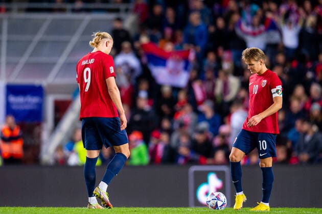 220927 Erling Braut Haaland and Martin odegaard of Norway looks dejected after the 0 2 goal during the Nations League football match between Norway and Serbia on September 27, 2022 in Oslo Photo Vegard Grott BILDBYRAN code VG VG0362 bbeng football football soccer fotball nations league landskamp norge norway serbia serbia depp, Copyright: VEGARDxGRoTT BB220927VG077