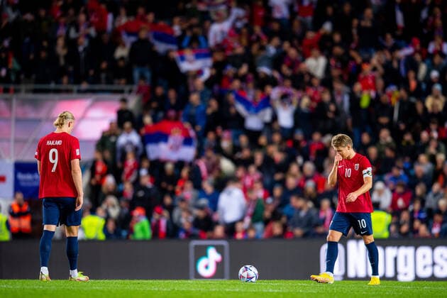 220927 Erling Braut Haaland and Martin odegaard of Norway looks dejected after the 0 2 goal during the Nations League football match between Norway and Serbia on September 27, 2022 in Oslo Photo Vegard Grott BILDBYRAN code VG VG0362 bbeng football football soccer fotball nations league landskamp norge norway serbia serbia depp, Copyright: VEGARDxGRoTT BB220927VG078