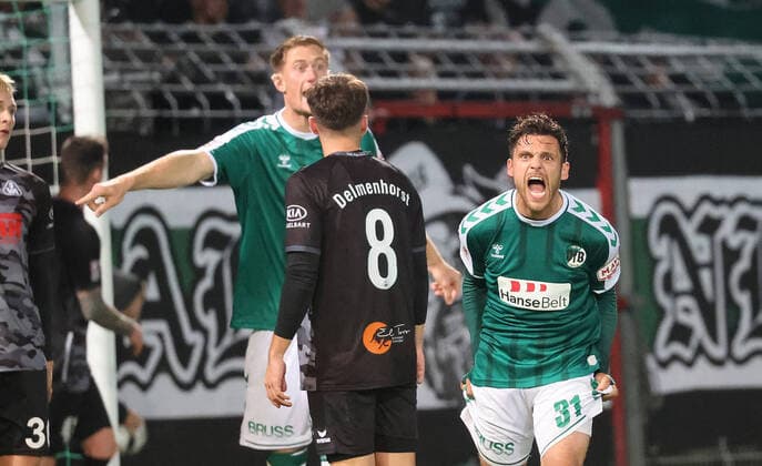 Mirko Boland VfB Luebeck aergert, sein Schuss geht knapp vorbei Football, Men, Season 2022 2023, RL Nord, VfB Luebeck vs SV Atlas Delmenhorst DFL REGULATIONS PROHIBIT ANY USE OF PHOTOGRAPHS AS IMAGE SEQUENCES AND OR QUASI VIDEO
