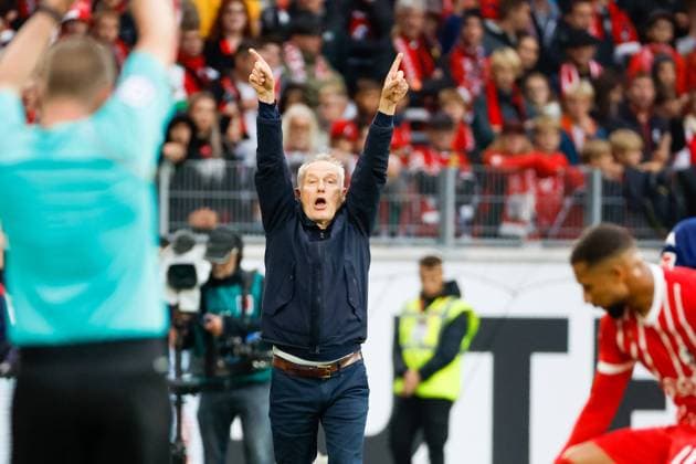 Christian Streich SC Freiburg, coach gesture, gestures, gesticulates , GER, SC Freiburg vs 1 FSV Mainz 05, Football, Bundesliga, 8 Spieltag, Spielzeit 2022 2023, 01 10 2022 DFL REGULATES PROHIBIT ANY USE OF PHOTOGRAPHS AS IMAGE SEQUENCES AND OR QUASI VIDEO GER, SC Freiburg vs 1 FSV Mainz 05, Football, Bundesliga, 8 Spieltag, Spielzeit 2022 2023, 01 10 2022 Freiburg im Breisgau Copyright: xEibner-Pressefoto GrantxHubbsx EP_GHS