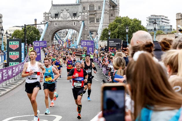 October 2, 2022, London, United Kingdom: Participants of TCS 2022 London Marathon run along the Tower Bridge in central London. Nearly 42 thousand runners participated in the 2022 competition. London United Kingdom - ZUMAs197 20221002_zaa_s197_272 Copyright: xDominikaxZarzyckax
