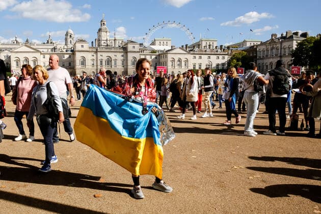 October 2, 2022, London, United Kingdom: A participant of TCS 2022 London Marathon with Ukrainian flag poses for a photo at Saint James Park in central London. Nearly 42 thousand runners participated in the 2022 competition. London United Kingdom - ZUMAs197 20221002_zaa_s197_240 Copyright: xDominikaxZarzyckax