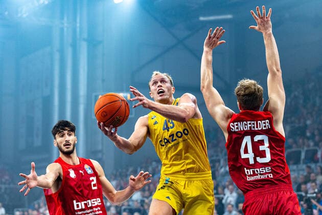 Gabriel Chachashvili Brose Bamberg, 21 , Luke Sikma Alba Berlin, 43 , Christian Sengfelder Brose Bamberg, 43 , Brose Bamberg vs Alba Berlin, Basketball, easyCredit BBL, 1 Matchday, 02 10 2022 Brose Bamberg vs Alba Berlin, Basketball, easyCredit BBL, 1 Matchday, 02 10 2022 Bamberg Copyright: xEibner-Pressefoto G.xSantemizx EP_EER