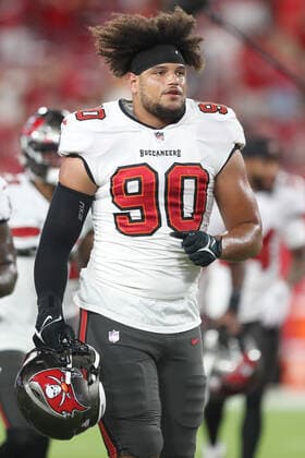 TAMPA, FL - OCTOBER 02: Tampa Bay Buccaneers Defensive End Logan Hall (90) trots off the field before the regular season game between the Kansas City Chiefs and the Tampa Bay Buccaneers on October 02, 2022 at Raymond James Stadium in Tampa, Florida. (Photo by Cliff Welch Icon Sportswire) NFL, American Football Herren, USA OCT 02 Chiefs at Buccaneers Icon357221002087