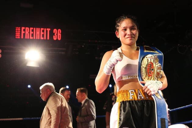 Boxing Boxing in the North, Hamburg, 03 10 2022 WBF World Championship, Superbantamweightt Fai Phannarai GER Ana Arrazola MEX Hamburg Germany