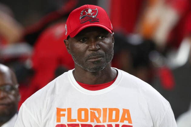 TAMPA, FL - OCTOBER 02: Tampa Bay Buccaneers Head Coach Todd Bowles looks out towards the field during the regular season game between the Kansas City Chiefs and the Tampa Bay Buccaneers on October 02, 2022 at Raymond James Stadium in Tampa, Florida. (Photo by Cliff Welch Icon Sportswire) NFL, American Football Herren, USA OCT 02 Chiefs at Buccaneers Icon357221002100