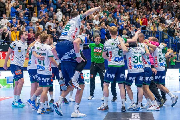Cheers for Frisch Auf Goeppingen GER, TBV Lemgo Lippe vs Frisch Auf Goeppingen, Handball, EHF European League, Qualification Round 2, Season 2022 2023, 04 10 2022 GER, TBV Lemgo Lippe vs Frisch Auf Goeppingen, Handball, EHF European League, Qualification Round 2, Season 2022 2023, 04 10 2022 Lemgo Copyright: xEibner-Pressefotox xJanxStrohdiex EP_JSK