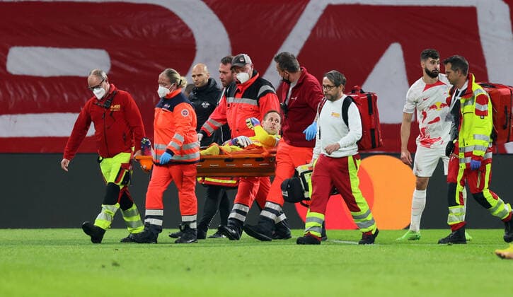 RB Leipzig Celtic Glasgow 05 10 2022 Leipzig, 05 10 2022, Red Bull Arena, UEFA Champions League, Gr F, Matchday 3 , RB Leipzig GER vs Celtic FC Glasgow SCO , In picture goalkeeper Peter Gulacsi 1, RB Leipzig is carried off the field injured , Picture Point