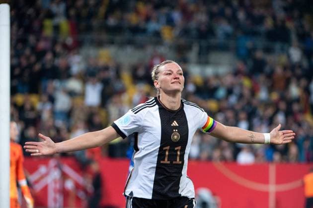 Alexandra Popp Germany 11 cheers over goal to make it 2 0, GER, Germany vs France, womens national football team, 07 10 2022, friendly match, season 2022 2023 DFB regulations prohibit any use of photographs as image sequences and or quasi video GER, Germany vs France, womens national football team, 07 10 2022, friendly match, season 2022 2023 Dresden Copyright: xEibner Memmlerx EP_MMR