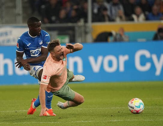 GER, 1 FBL, TSG 1899 Hoffenheim vs SV Werder Bremen 07 10 2022, PreZero Arena, Sinsheim, GER, 1 FBL, TSG 1899 Hoffenheim vs SV Werder Bremen , DFL regulations prohibit any use of photographs as image sequences and or quasi video in the picture Stanley Nsoki Hoffenheim , Niclas Füllkrug Bremen nordphotoxGmbHx xBratic nph00250