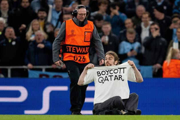 221011 A pitch invader during the UEFA Champions League football match between FC Copenhagen and Manchester City on October 11, 2022 in Copenhagen Photo Petter Arvidson BILDBYRAN code PA PA0412 fotbol football soccer fotball champions league fc copenhagen manchester city bbeng planstormare audience,  Copyright: PETTERxARVIDSON BB221011PA019