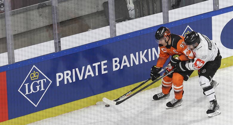 Spencer Machacek Grizzlys Wolfsburg in duel ice hockey,CL, Champions League field hockey, men, men, season 2022 2023, Grizzlys Wolfsburg vs TPS Turku Fin