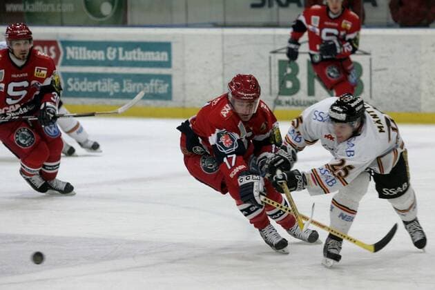 STOCKHOLM 20050124 Elitserien in ice hockey, Södertälje SK Lulea HF, 7 2 Picture Kyle Calder in Södertälje and Tuukka Mäntylä in Lulea in action Photo Mats Andersson SCANPIX Code 62210 x62210x  Copyright: xMatsxAnderssonx xTTx 62210