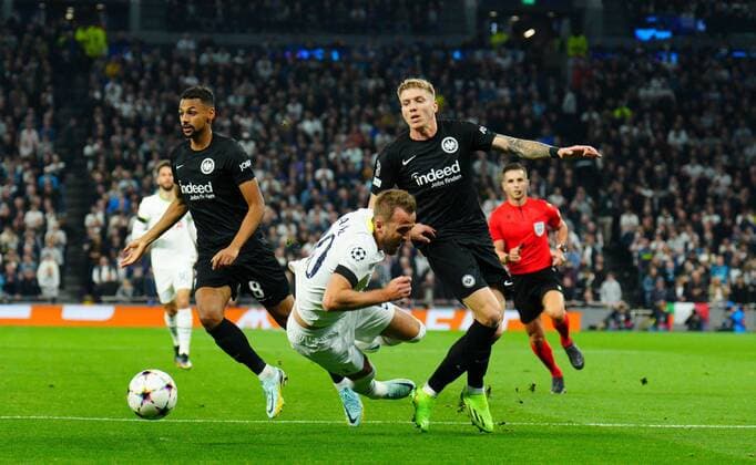 Bilder des Jahres, Sport 10 Oktober Sport Themen der Woche KW41 Sport Bilder des Tages Mandatory Credit: Photo by Javier Garcia Shutterstock (13456166r) Kristijan Jakic of Eintracht Frankfurt fouls Harry Kane of Tottenham Hotspur and a pealty is given after a VAR monitor check Tottenham Hotspur v Eintracht Frankfurt, UEFA Champions League, Group D, Football, Tottenham Hotspur Stadium, London, UK - 12 Oct 2022 EDITORIAL USE ONLY No use with unauthorised audio, video, data, fixture lists, club league logos or live services. Online in-match use limited to 120 images, no video emulation. No use in betting, games or single club league player publications. Tottenham Hotspur v Eintracht Frankfurt, UEFA Champions League, Group D, Football, Tottenham Hotspur Stadium, London, UK - 12 Oct 2022 EDITORIAL USE ONLY No use with unauthorised audio, video, data, fixture lists, club league logos or live services. Online in-match use limited to 120 images, no video emulation. No use in betting, games or single club league player publications. Copyright: xJavierxGarcia Shutterstockx 13456166r