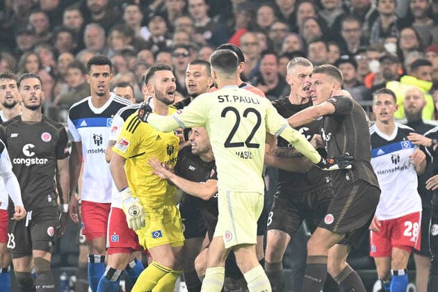 Soccer I Men I 2022 23 I 2 Bundesliga I 12 Matchday I FC St Pauli Hamburger SV I 14 10 2022 Rudelbildung Daniel Heuer Fernandes 1, Hamburger SV and Nikola Vasilj 22, FC St Pauli Hamburg Millerntor Stadion Hamburg Germany Copyright: xLobeca AndreasxHannigx