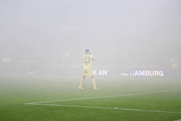 Soccer I Men I 2022 23 I 2 Bundesliga I 12 Matchday I FC St Pauli Hamburger SV I 14 10 2022 Nikola Vasilj 22, FC St Pauli in the fog, smoke fog, smoke, pyro Hamburg Millerntor Stadium Hamburg Germany Copyright: xLobeca AndreasxHannigx