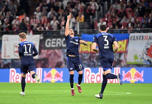Football, men, 1 Bundesliga, season 2022 23, 10 matchday , RB Leipzig Hertha BSC, v l Maximilian Mittelstädt Hertha BSC , Stevan Jovetic Hertha BSC , Agustin Rogel Hertha BSC , cheering after goal to 3 2, 15 10 2022, Copyright: xMatthiasxKochx
