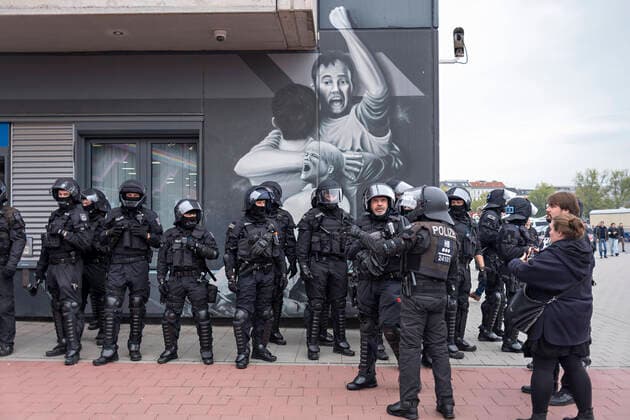 Police crowd outside the stadium 14 10 22, Hamburg, FC St Pauli vs Hamburger SV, football, GER, season 2022 2023, 2 Bundesliga, 12 matchday, DFL REGULATES PROHIBIT ANY USE OF PHOTOGRAPHS as IMAGE SEQUENCES and or QUASI VIDEO Â