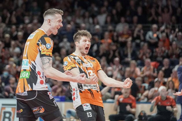 Berlin, Germany 16 October 2022 1 VBL 2022 2023 Berlin Recycling Volleys vs VfB Friedrichshafen Cheers of the Berliners from left Marek Sotola BR Volleys , Ruben Schott BR Volleys Max Schmeling Halle Berlin Copyright: xFotostandx xReuhlx