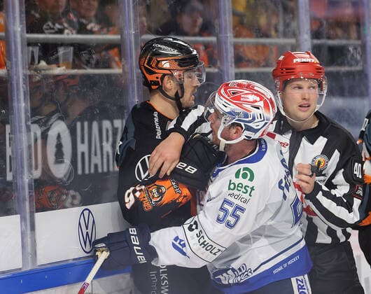 Spencer Machacek Grizzlys Wolfsburg , John Ramage Schwenninger Wild Wings clashed ice hockey, DEL, Penny DEL, men, men, season 2022 20223 Grizzlys Wolfsburg vs Schwenninger Wild Wings, 2 1