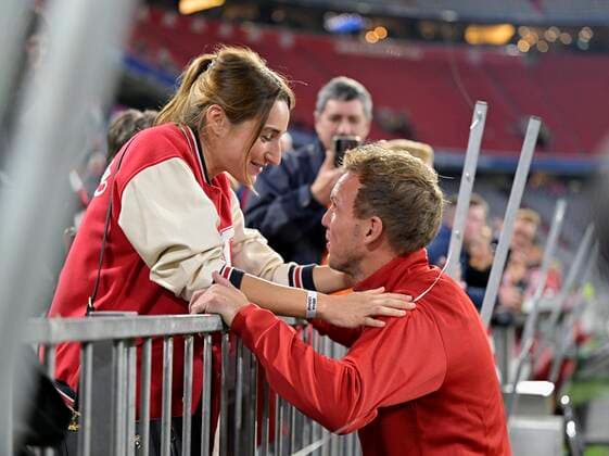 16 10 2022, Football 1 Bundesliga 2022 2023, 10 Matchday, FC Bayern Munich SC Freiburg, at Allianz Arena Munich After the game, as a reward for the victory of coach Julian Nagelsmann FC Bayern Munich a kiss from his girlfriend Lena Wurzenberger li DFL and DFB regulations prohibit any use of photographs as image sequences and or quasi video