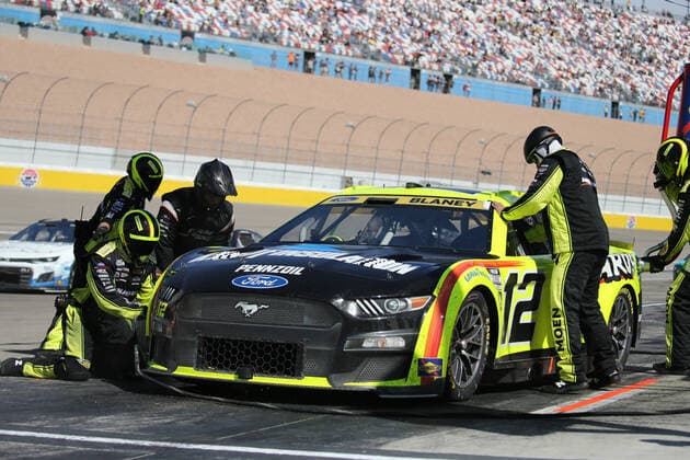 LAS VEGAS, NV - OCTOBER 16: Ryan Blaney ( 12 Team Penske Menards Knauf Ford) in for a pit stop during the South Point 400 NASCAR, Motorsport, USA Cup Series Playoff race on October 16, 2022, at Las Vegas Motor Speedway in Las Vegas, NV. (Photo by Matthew Bolt LVMS Icon Sportswire) AUTO: OCT 16 NASCAR Cup Series Playoff South Point 400 Icon221016016