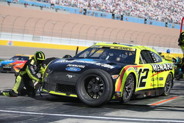 LAS VEGAS, NV - OCTOBER 16: Ryan Blaney ( 12 Team Penske Menards Knauf Ford) in for a pit stop during the South Point 400 NASCAR, Motorsport, USA Cup Series Playoff race on October 16, 2022, at Las Vegas Motor Speedway in Las Vegas, NV. (Photo by Matthew Bolt LVMS Icon Sportswire) AUTO: OCT 16 NASCAR Cup Series Playoff South Point 400 Icon221016017