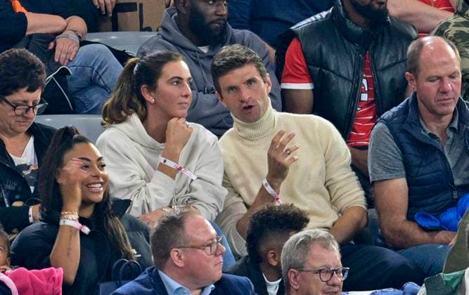 16 10 2022, Football 1 Bundesliga 2022 2023, 10 Matchday, FC Bayern Munich SC Freiburg, at Allianz Arena Munich Thomas Müller FC Bayern Munich in the stands with his wife Lisa DFL and DFB regulations prohibit any use of photographs as image sequences and or quasi video