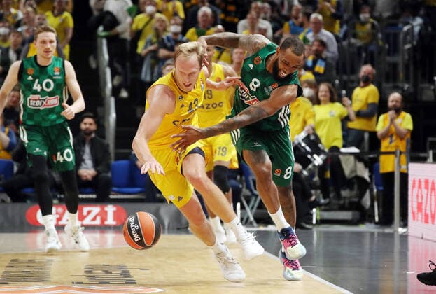 Luke Sikma, Derrick Williams duel game scene action sports basketball Euroleague EL men season 2022 2023 19 10 2022 ALBA Berlin vs Panathinaikos Athens